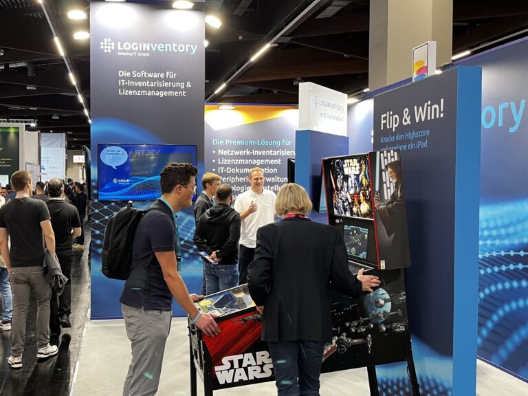 Messestand von LOGINventory auf der it-sa 2024 in Nürnberg, Besucher am Flipper